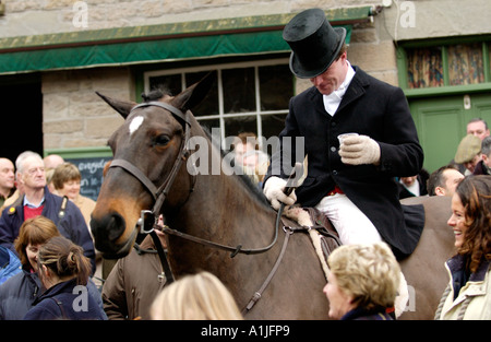 Golden Valley Jagd montieren auf dem Stadtplatz Uhr im Heu auf Wye Powys Wales UK GB für die Jahrestagung Boxing Day Stockfoto