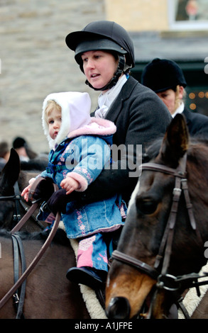 Golden Valley Jagd montieren auf dem Stadtplatz Uhr im Heu auf Wye Powys Wales UK GB Huntswoman mit Baby auf Pferd Stockfoto