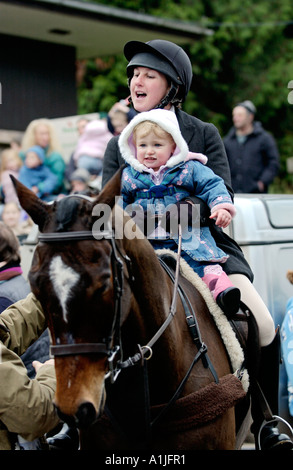 Golden Valley Jagd montieren auf dem Stadtplatz Uhr im Heu auf Wye Powys Wales UK GB Huntswoman mit Baby auf Pferd Stockfoto