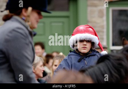 Golden Valley Jagd montieren auf dem Stadtplatz Uhr im Heu auf Wye Powys Wales UK GB junges Mädchen Rider in Nikolausmütze Stockfoto