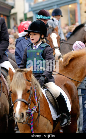 Golden Valley Jagd montieren für Boxing Day Jagd auf dem Stadtplatz Uhr im Heu auf Wye Powys Wales UK GB junge Mädchen auf pony Stockfoto