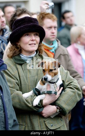 Golden Valley Jagd montieren auf dem Stadtplatz Uhr im Heu auf Wye Powys Wales UK GB Unterstützer tragen ein Jack Russell Terrier Stockfoto