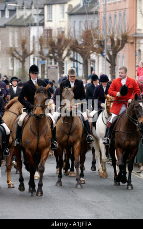 Golden Valley Jagd begeben Sie sich vom Uhr Stadtplatz im Heu auf Wye Powys Wales UK GB Jäger zu Pferde Stockfoto