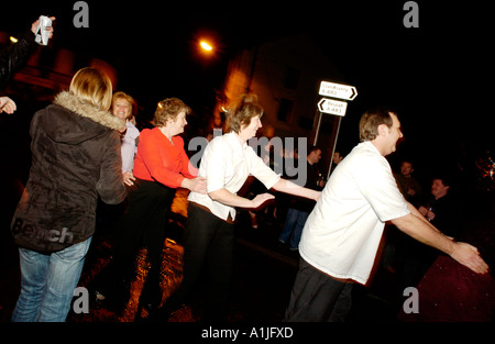 Silvester feiern Nachtschwärmer auf dem Platz am Llanwrtyd Wells Powys Mid Wales UK Stockfoto