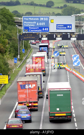 Polizei-Straßensperre, Kraftstoff-Steuer Protest langsam beweglichen Konvoi an der M4-Autobahn bei Newport Gwent South Wales UK abzulenken Stockfoto