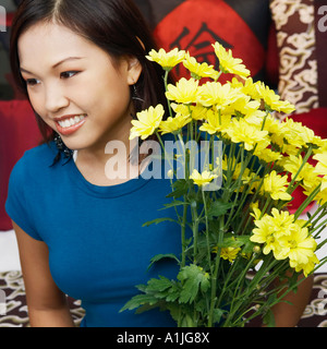 Nahaufnahme einer jungen Frau eine Blumenvase halten und Lächeln Stockfoto