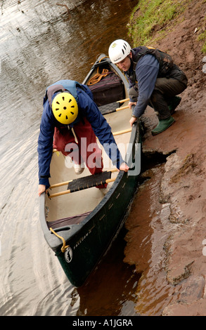 Ausbilder demonstriert offenen Kanu Technik für Studierende an den Ufern des Flusses Usk bei Brecon Powys Wales UK Stockfoto