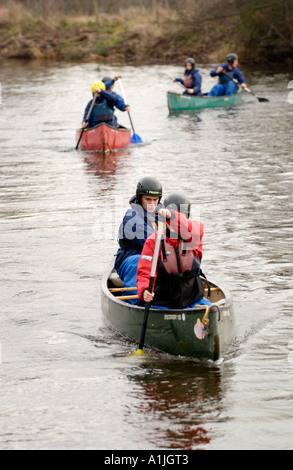 Studenten auf eine Abenteuerreise auf dem Fluss Usk in offenen Kanus bei Brecon Powys South Wales UK Stockfoto