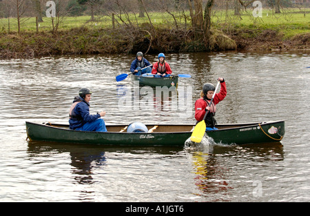 Studenten auf eine Abenteuerreise auf dem Fluss Usk in offenen Kanus bei Brecon Powys South Wales UK Stockfoto