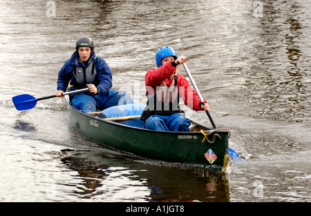 Studenten auf eine Abenteuerreise auf dem Fluss Usk in offenen Kanus bei Brecon Powys Wales UK GB Stockfoto