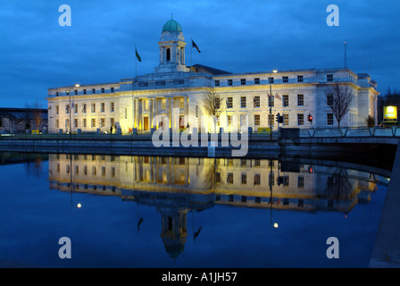 Beleuchtete Rathaus gesehen vom Lapps Quay in Cork südlichen Irland Eire EU Kulturhauptstadt Europas 2005 Stockfoto