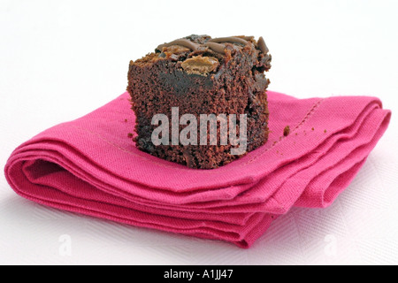 Hausgemachte Schokolade Brownie auf gefaltete Serviette rosa Stockfoto