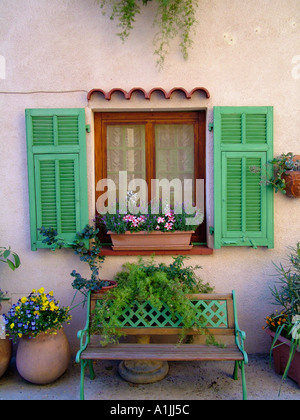 Grüne Fensterläden Fenster im Haus in Castellar in Alpes-Maritime-Frankreich Stockfoto