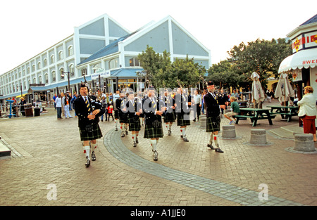 CAPE TOWN Südafrika Oktober The Cape Town Highlanders Pipe Band auf ihrem Weg zum auf dem Whisky-Festival spielen Stockfoto