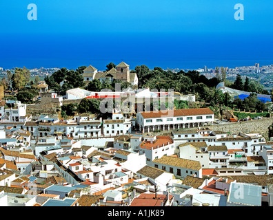 MIJAS COSTA DEL SOL Spanien Europa Blick hinunter auf die Stadt von einem Aussichtspunkt mit rechteckigen Stierkampfarena Pfarrei Kirche Auditorium Stockfoto