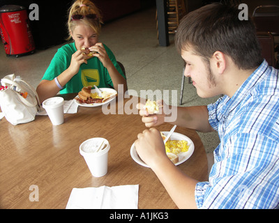 Jugendliche Essen Frühstück im Restaurant Stockfoto