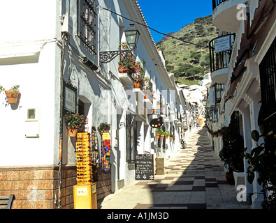 MIJAS COSTA DEL SOL Spanien Europa April San Sebastian Straße einer der engen Gassen in dieser beliebten Hügel Dorf Stockfoto