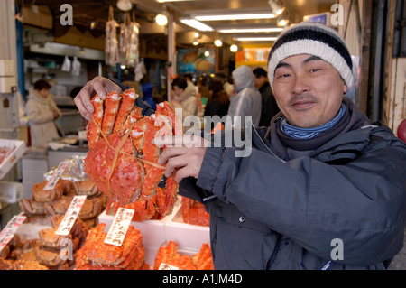 Marktfahrer anzeigen frische Krabben in Sapporo Nijo Fischmarkt in Hokkaido Japan 2005 Stockfoto