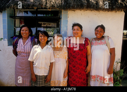 5, 5, mexikanische Frauen, Maya Frauen, Augenkontakt, Vorderansicht, Porträt, 3 drei Generationen, Stadt Tahmek, Yucatan, Halbinsel Yucatan, Mexiko Stockfoto