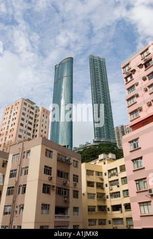 Neubau Hochhaus mit zwei Türmen überragt ältere Mehrfamilienhäuser in Happy Valley Stockfoto