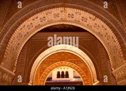 Geschnitzte Steinbögen innerhalb der Alhambra in der Hauptstadt von Granada in Granada Provinz Spanien Europa Stockfoto