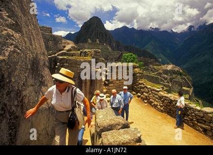 Leute, Touristen in Machu Picchu aka Die Verlorene Stadt der Inkas ein Inka aus der Inca Empire in den Anden in Peru ruine Südamerika Stockfoto