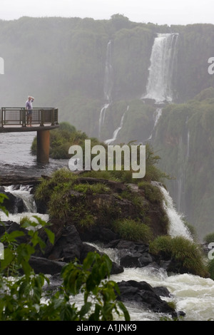 Iguacu fällt bewegen (einsamen Mann Blick auf Schuss auf Gehweg) Stockfoto
