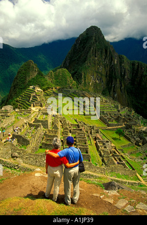 Leute, Touristen in Machu Picchu aka Die Verlorene Stadt der Inkas ein Inka aus der Inca Empire in den Anden in Peru ruine Südamerika Stockfoto