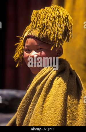 1, 1, tibetischer Junge, tibetischen Mönch, novice Monk, Augenkontakt, Porträt, gelben Hut Mönch, kelsang Tempel, Tashilhunpo Kloster, Shigatse, Tibet, China Stockfoto