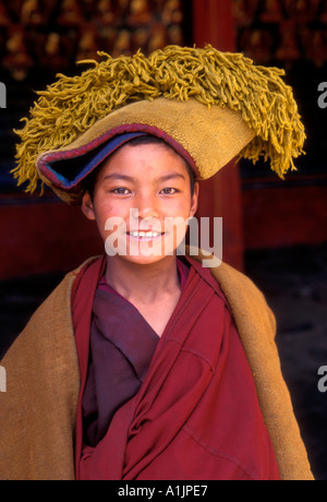 1, 1, tibetischer Junge, tibetischen Mönch, novice Monk, Augenkontakt, Porträt, gelben Hut Mönch, kelsang Tempel, Tashilhunpo Kloster, Shigatse, Tibet, China Stockfoto