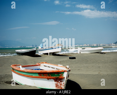 EL PALO COSTA DEL SOL Spanien Europa April Boote am Strand mit der Stadt Malaga im Hintergrund Stockfoto