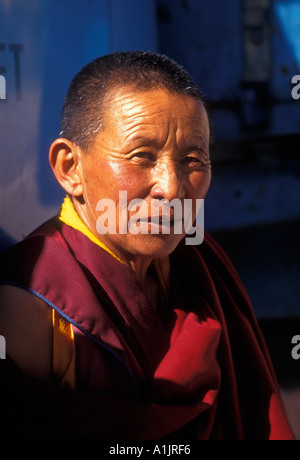 1, 1, tibetischer Mönch, buddhistischer Mönch, religiöser Mann, Tibetische Mann, Augenkontakt, Drepung Kloster, westlich von Lhasa, Tibet, China, Asien Stockfoto