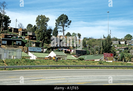 SOUTH AFRICA Oktober Township mit Geschäften und Spirituosengeschäft Stockfoto