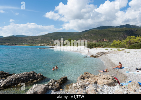 Der Hauptstrand in Kardamyli, der Mani Halbinsel Peloponnes, Griechenland Stockfoto