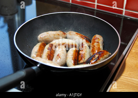 Dicke Bratwurst Braten in einer Pfanne Stockfoto