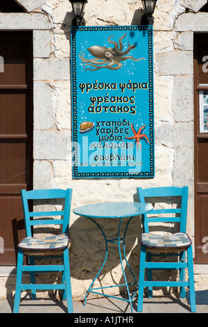 Tisch und Stühle im Freien eine Taverne an der Hauptstraße in Kardamyli, der Mani, Peloponnes, Griechenland Stockfoto