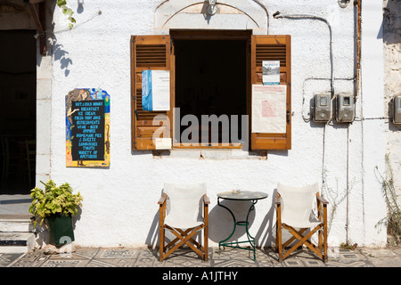 Griechische Taverne an der Hauptstraße, Kardamyli, der Mani Halbinsel Peloponnes, Griechenland Stockfoto