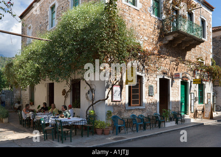 Griechische Taverne an der Hauptstraße, Kardamyli, der Mani Halbinsel Peloponnes, Griechenland Stockfoto