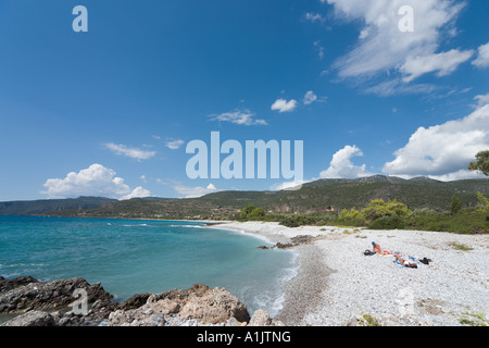 Paar am Hauptstrand in Kardamyli, der Mani Halbinsel Peloponnes, Griechenland Stockfoto