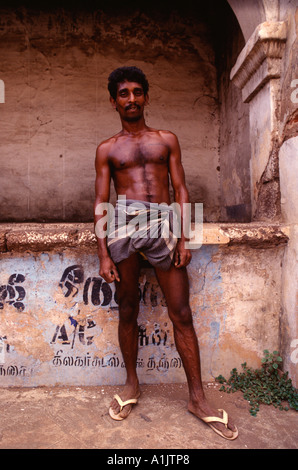 Ein traditioneller Nada Kusti Pahalwan indischer Wrestler verschmiert in Öl posiert in Mysore Südindien Stockfoto