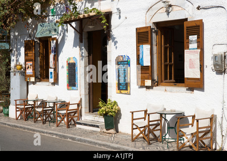 Griechische Taverne an der Hauptstraße, Kardamyli, der Mani Halbinsel Peloponnes, Griechenland Stockfoto