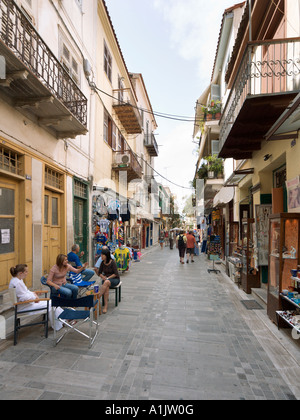 Geschäfte auf einer schmalen Straße im Stadtzentrum, Nafplio, Peloponnes, Griechenland Stockfoto