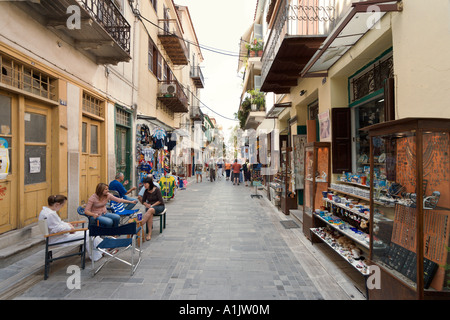 Geschäfte auf einer schmalen Straße im Stadtzentrum, Nafplio, Peloponnes, Griechenland Stockfoto