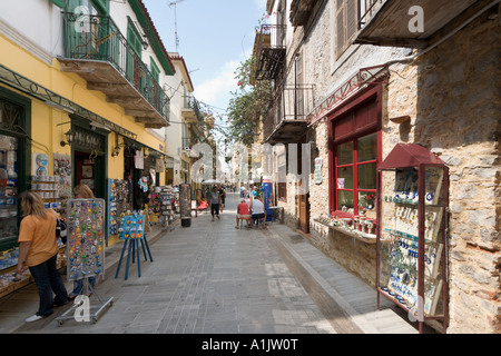 Geschäfte auf einer schmalen Straße im Stadtzentrum, Nafplio, Peloponnes, Griechenland Stockfoto