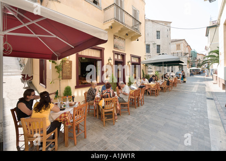Mittagessen in einer Taverne im Stadtzentrum, Nafplio, Peloponnes, Griechenland Stockfoto