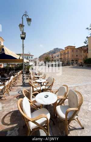 Cafe in Syntagma-Platz (Hauptplatz) mit Palamidi Burg in der Ferne, Nafplio, Peloponnes, Griechenland Stockfoto