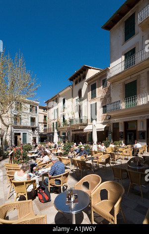 Restaurants und Cafés in den Hauptplatz (Placa De La Constitucio), Soller, Westküste, Mallorca, Balearen, Spanien Stockfoto