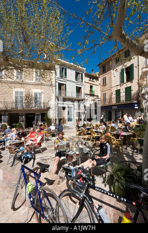 Radfahrer vor einem Café in der Hauptplatz (Placa De La Constitucio), Soller, Westküste, Mallorca, Balearen, Spanien Stockfoto