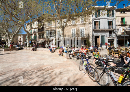 Radfahrer außerhalb Cafe in der Hauptplatz (Placa De La Constitucio), Soller, Westküste, Mallorca, Balearen, Spanien Stockfoto