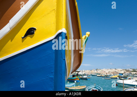 Typisches Fischerboot oder Luzzu am Kai im Hafen von Marsaxlokk, Malta Stockfoto